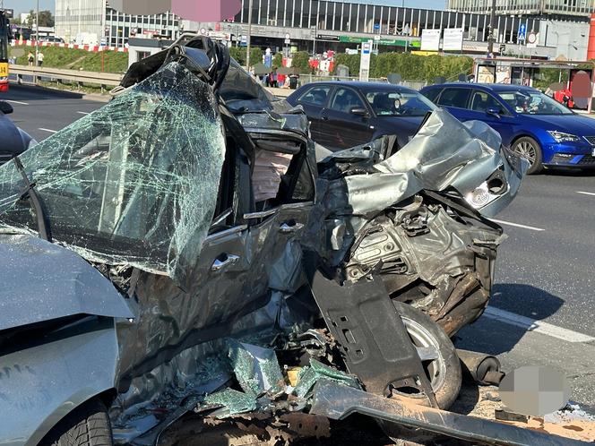 Kierowca hondy wbił się w autobus miejski. Potworny wypadek w Warszawie