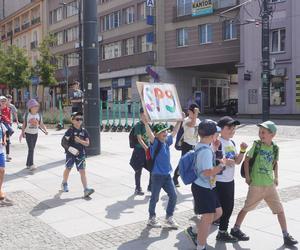 Dni Bajki 2024. W centrum Olsztyna zrobiło się bajkowo. Dzieci przejęły władzę nad miastem [ZDJĘCIA]