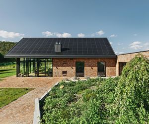 Otwarty na słońce i zieleń. Dom z dachem solarnym i przeszkleniami