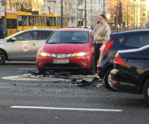 Warszawa. Dwa wypadki na skrzyżowaniu Grójeckiej i Wawelskiej. Autobus zderzył się z pojazdem wojskowym [ZDJĘCIA].