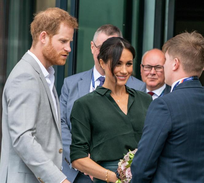 Meghan Markle zostawiła dzieci, by pilnować męża? Harry przyłapany z piękną modelką