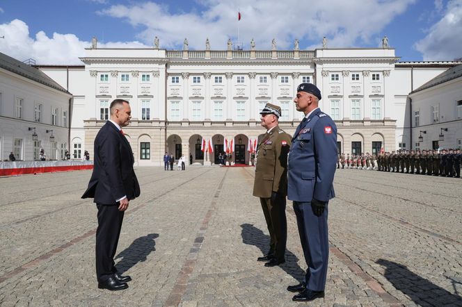 Uroczyste wejście Pary Prezydenckiej do Pałacu Prezydenckiego. Przemarsz ulicami Warszawy
