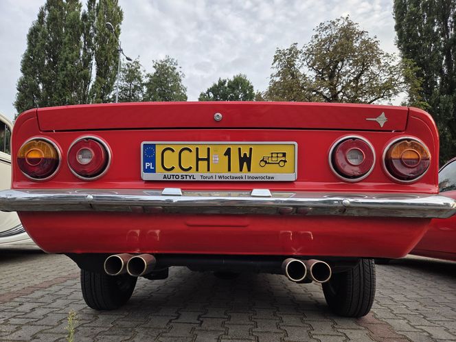 Klasyczna motoryzacja znów zachwyciła Bydgoszcz. „Bydgoskie Klasyki Nocą” przy Torbydzie