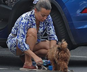 Anna Mucha nawadnia psa