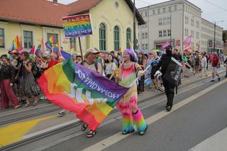 Marsz Równości w Olsztynie 2022. Wielobarwna parada przeszła ulicami miasta [ZDJĘCIA]