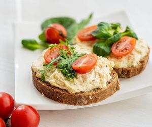 Po świętach zostały Ci jajka i kiełbasa? Zobacz, jak łatwo możesz zamienić je w smakowitą przekąskę