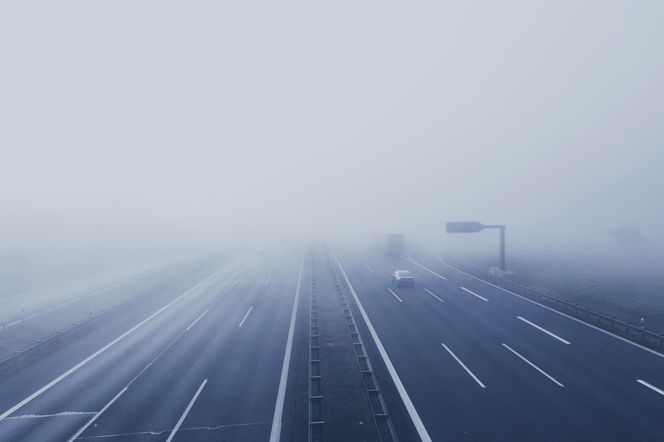 Mgła sparaliżuje prawie pół Polski. Żółte alerty dla kilku województw
