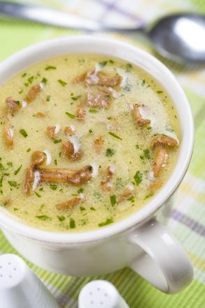 Zupa warzywna z kurkami: pożywna i pyszna