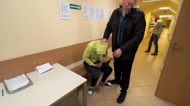 Bestialskie ataki na starsze kobiety w Warszawie. Policja zatrzymała podejrzanego. Zdradził go ślad na torebce