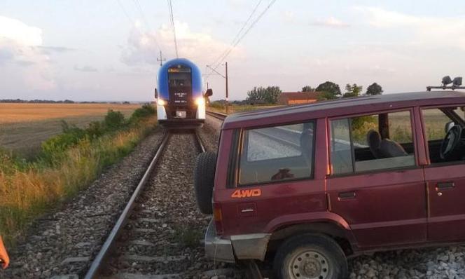 Policja szuka kierowcy porzuconego na torach auta