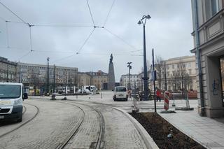 Plac wolności kilka dni przed otwarciem! Już odwiedzają go pierwsi łodzianie [ZDJĘCIA]