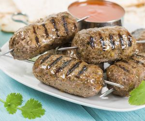 Co to są kofty i jak je zrobić? Przepis na szaszłyki z mielonego mięsa