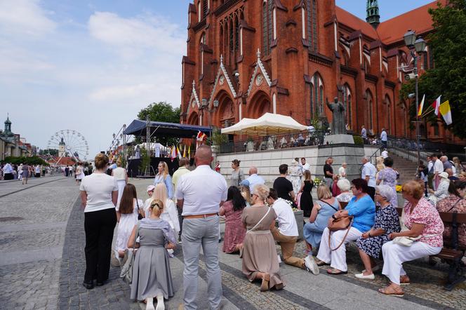 Boże Ciało 2024. Tłumy wiernych przeszły w procesji ulicami Białegostoku