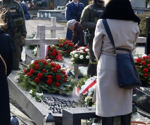 Joanna Racewicz ociera łzy przy grobie męża, pocieszyła ją Barbara Nowacka