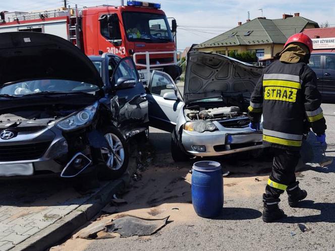 Nowy Sącz. Wypadek na ul. Tarnowskiej. Dzieci wśród poszkodowanych, trzy osoby w szpitalu [ZDJĘCIA]