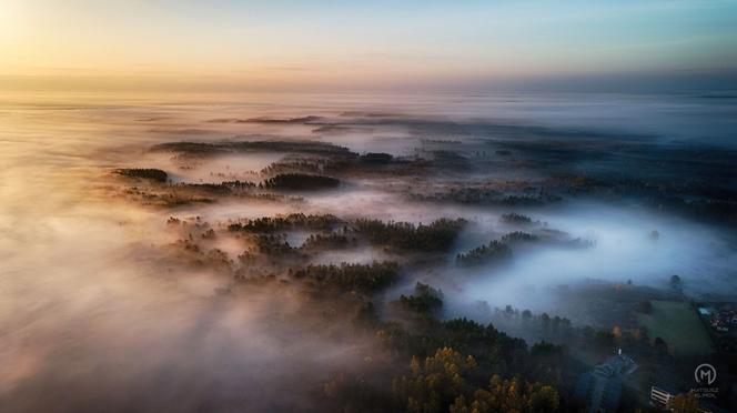 Wow! Ogromna mgła przykryła mazurskie miasteczko. Zobacz niesamowite fotografie