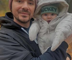 Co za przemiana! Daniel Martyniuk z żoną i dzieckiem na spacerze