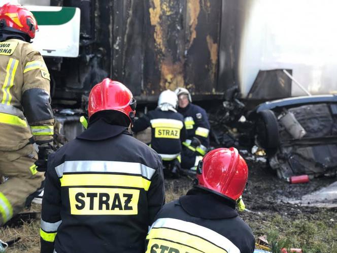 Koszmarny wypadek na trasie Toruń - Bydgoszcz. W Emilianowie płonął samochód, zmiażdżony przez ciężarówkę!