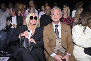 Siwy i z wąsem. Cezary Pazura wywołał poruszenie nowym wyglądem. To naprawdę on?