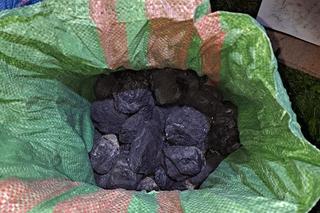 Sąsiedzi uzbrojeni w taczkę, worki i łopaty ukradli z posesji 800 kg węgla