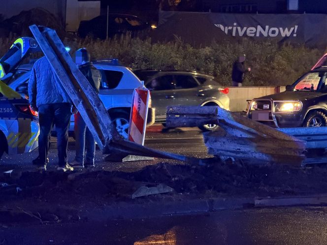 Auto rosyjskiej ambasady dachowało w Warszawie! Odłamki uszkodziły inne pojazdy