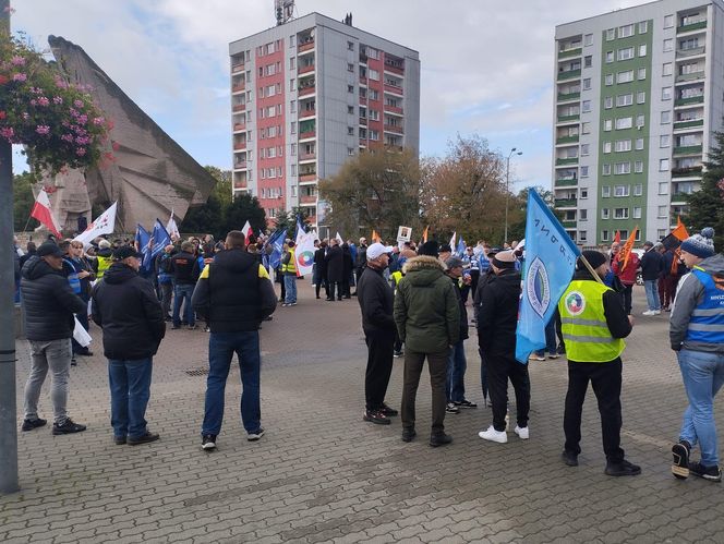 Hutnicy i koksownicy wyszli na ulice w Dąbrowie Górniczej. Apel do rządu o ratunek dla branży i tysięcy miejsc pracy