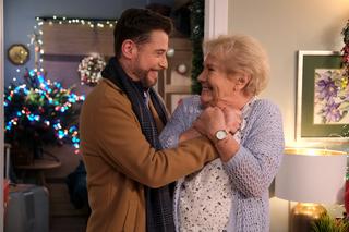 M jak miłość świąteczny odcinek specjalny. Wigilia Mostowiaków. Barbara (Teresa Lipowska), Marek (Kacper Kuszewski)