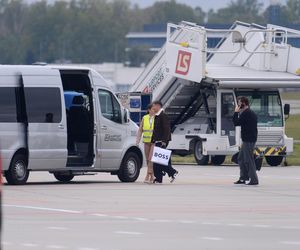 Robert Lewandowski ze szpanerką siatą wysiadł z samolotu