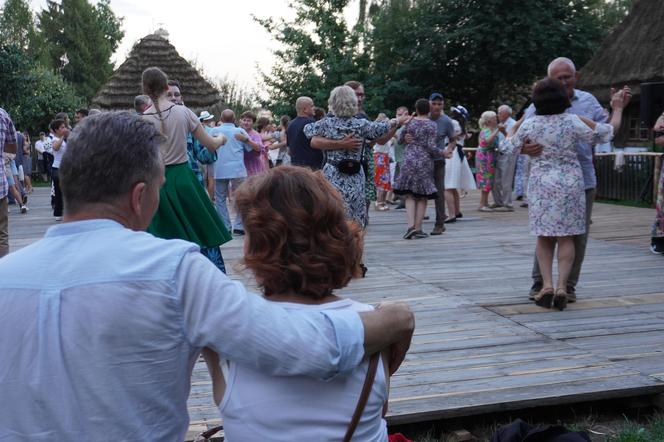 „Tańcowali” na parkiecie w Muzeum Wsi Lubelskiej aż miło było patrzeć! FOTORELACJA z sobotniej potańcówki