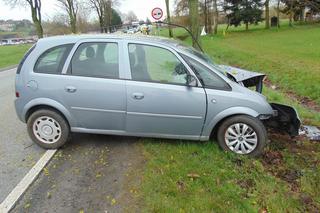 Uszew. Uderzył w drzewo na prostym odcinku drogi. Tragiczna śmierć kierowcy opla