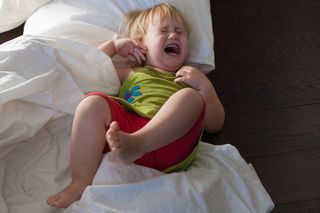 To nie trudny charakter. Naukowcy odkryli, co brak snu robi z mózgiem dziecka