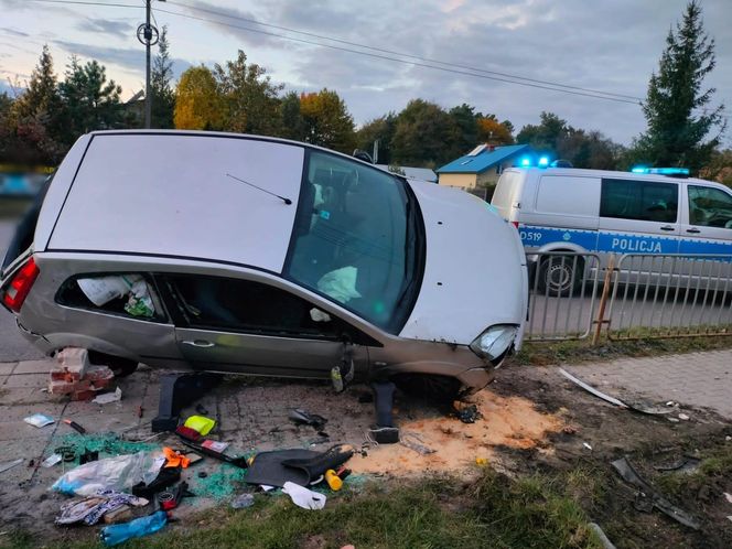 Samochód osobowy uderzył w kapliczkę w Lasach w pow. kraśnickim