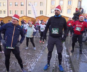 Bieg Mikołajów w Olsztynie. Około 400 osób pobiegło w charytatywnym celu [ZDJĘCIA]