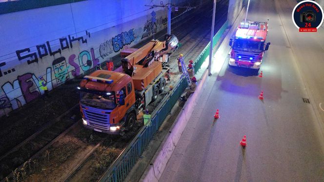 Auto spadło z kilku metrów na tory tramwajowe w Warszawie