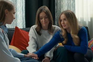 Barwy szczęścia, odcinek 3149. Ewa Poraj (Nicole Bogdanowicz), Madzia (Natalia Sierzputowska), Oliwka (Wiktoria Gąsiewska) 