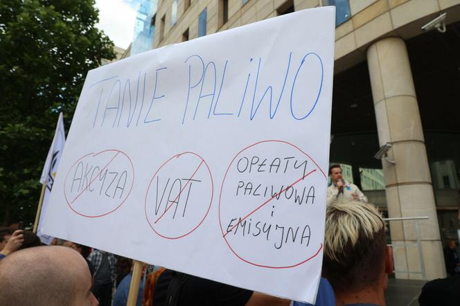 Protest przeciwko zakazowi sprzedazy aut spalinowych