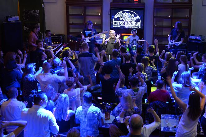 Zakonnik śpiewa o narkotykach i samobójstwach