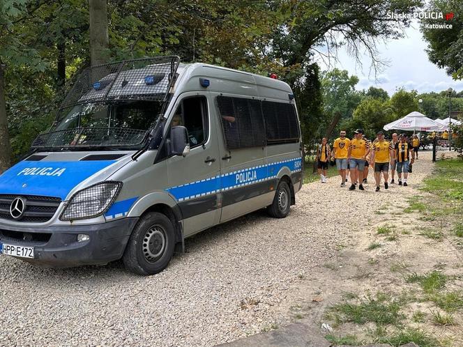 Policja zabezpiecza mecz GKS Katowice - Radomiak Radom