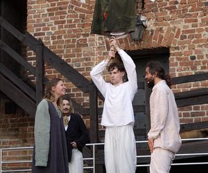 Zwieńczeniem teatralnego weekendu była niedzielna prezentacja egzaminu studentów III roku aktorstwa Uniwersytetu Andrzeja Frycza Modrzewskiego pt. „Prorok Ilja – nieprawdopodobna historia w XIV scenach”
