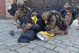 Brawurowa akcja kontrterrorystów na Ostrowie Tumskim. Odbijali zakładników z katedry 