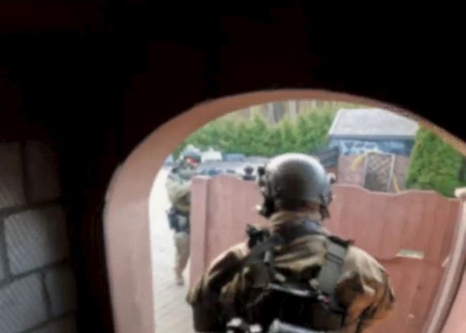 Starnowali bramę samochodem pancernym, obok lądował śmigłowiec z antyterrorystami. Spektakularna akcja policji na Mazowszu