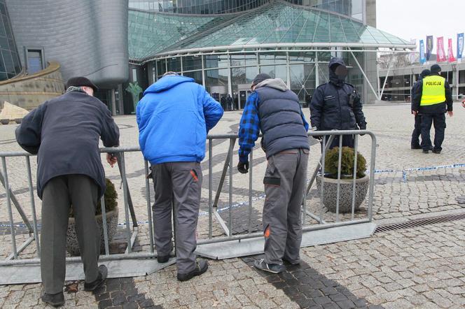 Siedziba TVP jak twierdza. Ustawiają barierki, szykują się na protesty