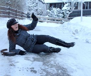 Uraz łokcia, barku, nadgarstka po upadku. Ekspert wyjaśnia, co robić