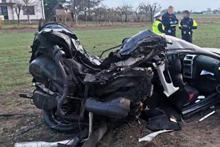 Śmiertelny wypadek pod Kutnem! Rozerwany na strzępy opel znaleziony na polu [ZDJĘCIA]
