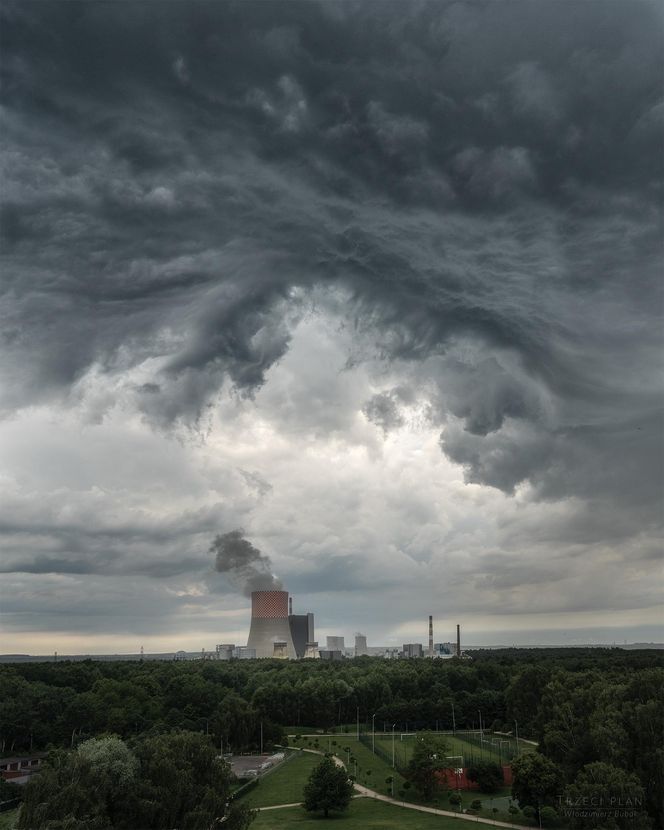 Chmury typu asperitas nad Jaworznem. Widok jak z apokaliptycznego filmu 