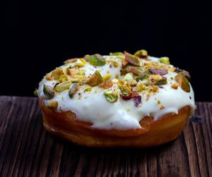 Pączki pistacjowe, które smakują lepiej niż czekolada z Dubaju. Ten przepis podbija podniebienia wszystkich łasuchów