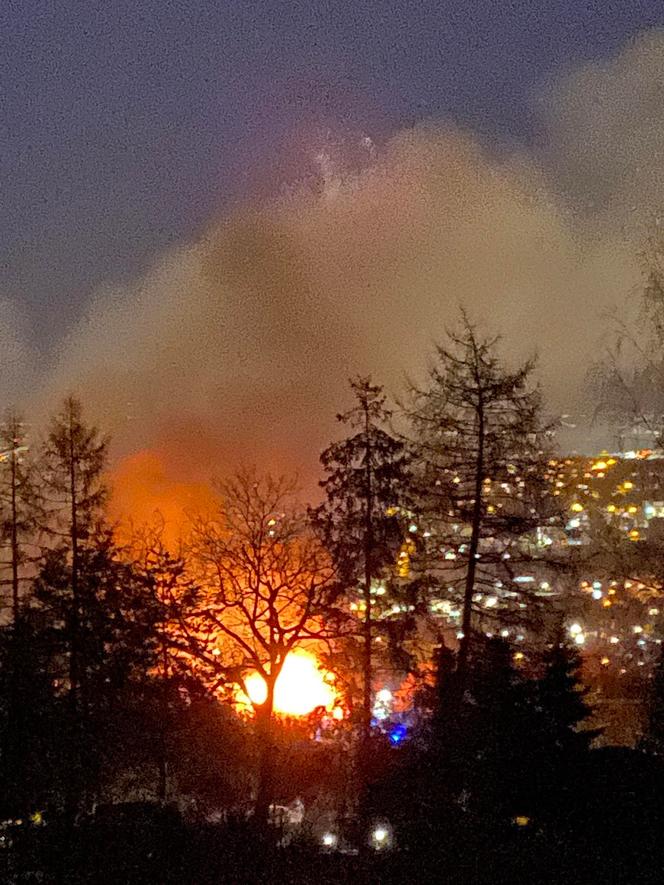 Ogromny pożar magazynu papieru w Wieliczce