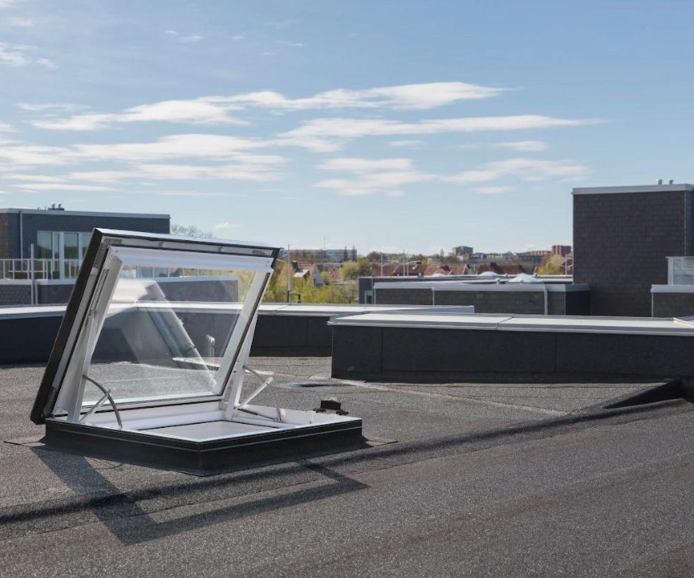 VELUX CXU – elektryczny wyłaz do dachów płaskich nowej generacji