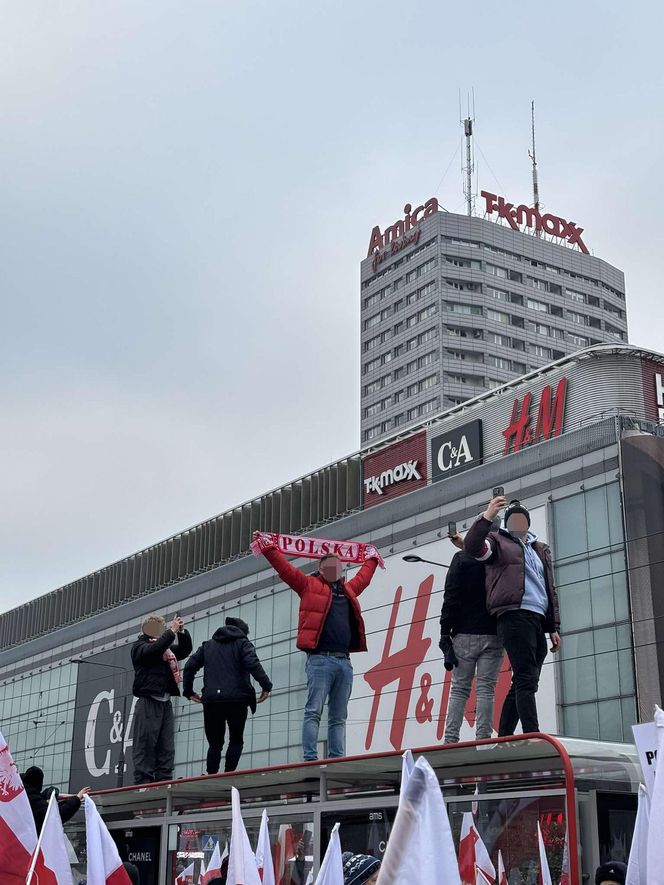 Uczestnicy Marszu Niepodległości weszli na przystanek autobusowy