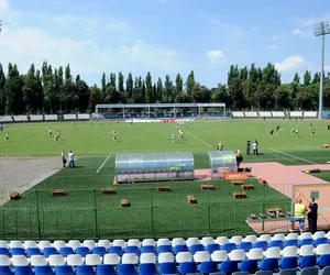 Legendarni muzycy na stadionie Hutnika Kraków! Zagrali mecz, dostali klubowe koszulki